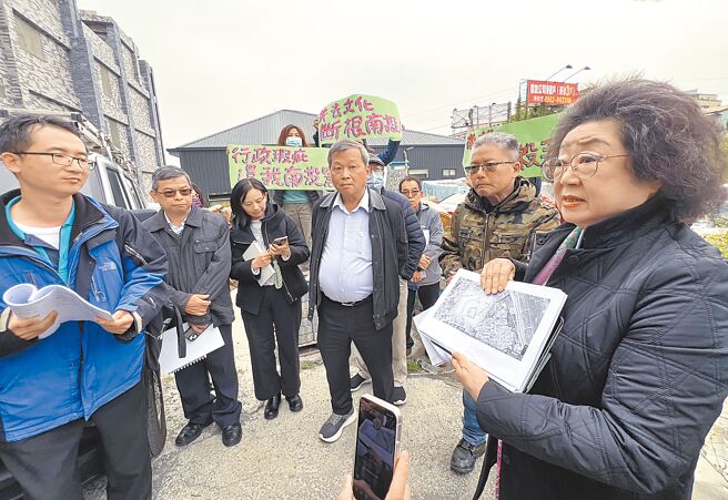 南藝大教授盧泰康（右二）認為南投縣文化局涉嫌破壞南投窯遺跡，監委范巽綠（右一）等人下鄉調查，南投縣副縣長王瑞德（右三）強調已兼顧專業與行政程序。（楊靜茹攝）