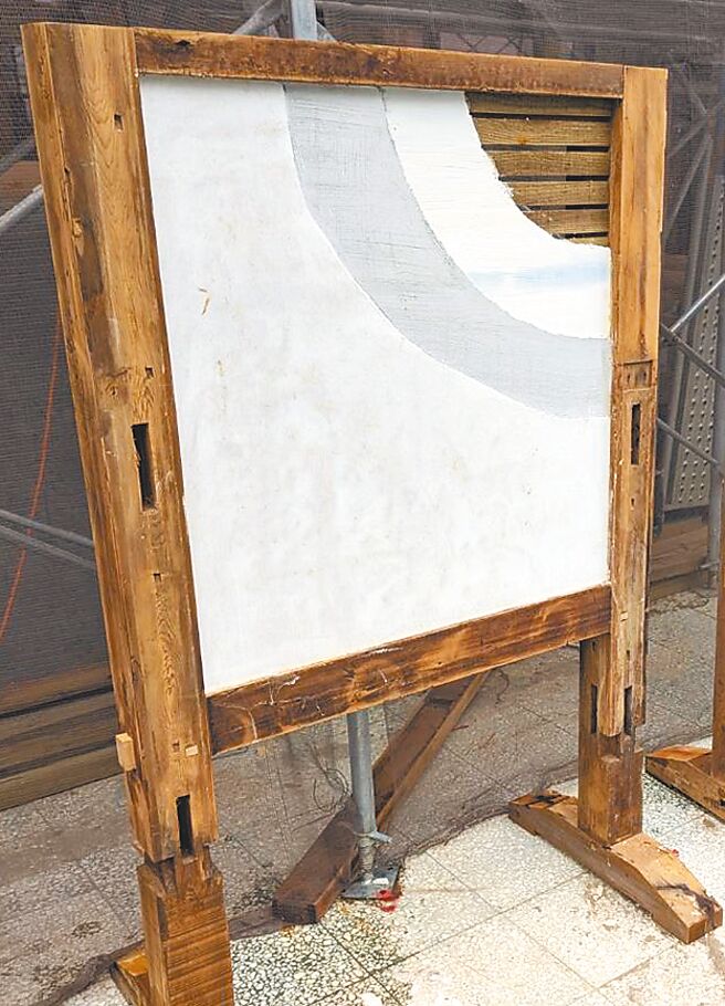 台中市太平地區「頭汴坑警察官吏派出所」在進行修復過程中發現罕見編竹夾泥牆。（馮惠宜攝）