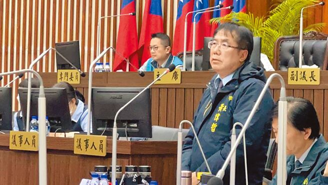 台南市長黃偉哲（右二）17日上午赴議會專案報告「0121地震因應對策及處理情形」並答詢。（張毓翎攝）