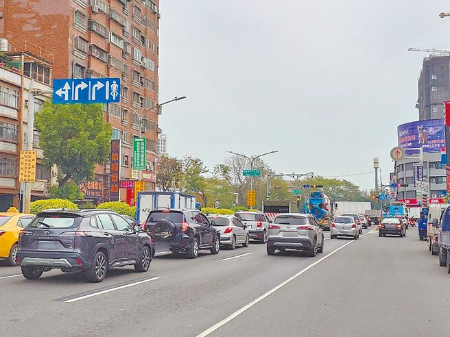 高雄市交通局重新配置楠梓区楠阳路车道，不料引发民怨，认为「愈改愈糟」。（任义宇摄）