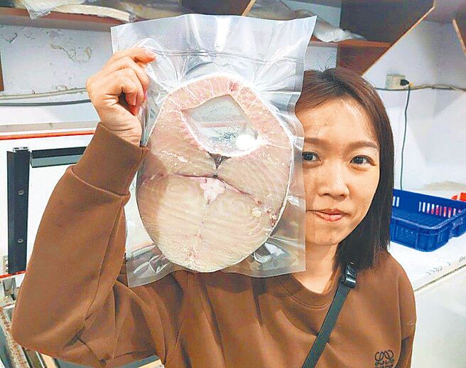 七美钓获34.1公斤「霸王级」土魠，鱼身轮切后比人脸还大。（七美安龙提供／许逸民澎湖传真）