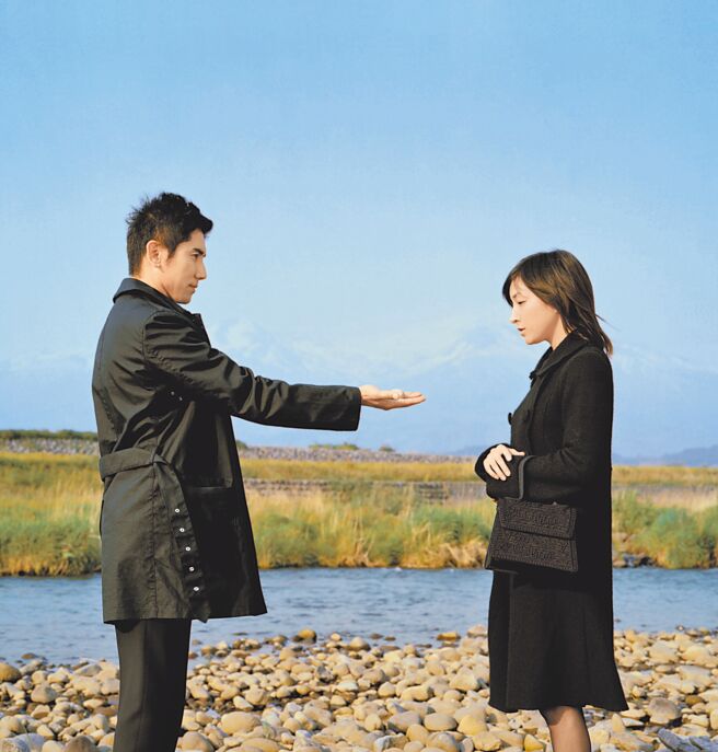 廣末涼子（右）與本木雅弘主演的《送行者：禮儀師的樂章》，將於高雄電影館重映。（資料照片）