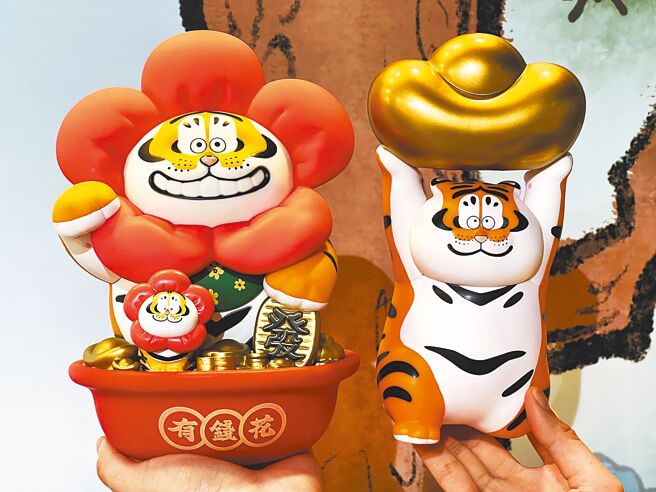 「我不是胖虎」快闪店推出的「有钱花存钱筒」（左）与「元宝胖虎公仔」超热卖，分别为1080元与990元。（徐梓榕摄）