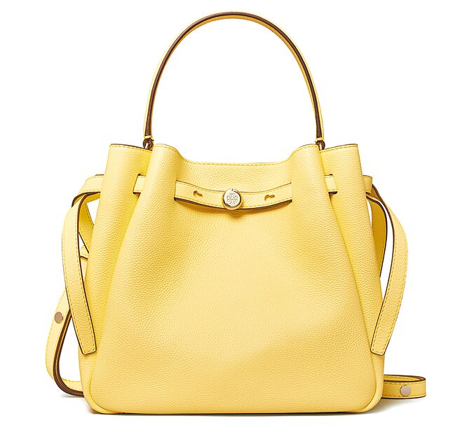 TORY BURCH春夏新推ROMY包，圖為水桶包（見圖）1萬7900元，該牌將舉辦台北101精品店開幕及春夏發表，這季新裝靈感來自運動美學，充滿動感與自由氣息。（TORY BURCH提供）