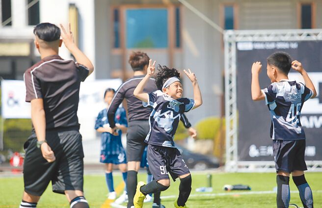 三分球绝杀／4v4足球鼓励进攻，突破到禁区内射门进球得3分，图为小球员攻入绝杀三分球后开心庆祝。（李弘斌摄）