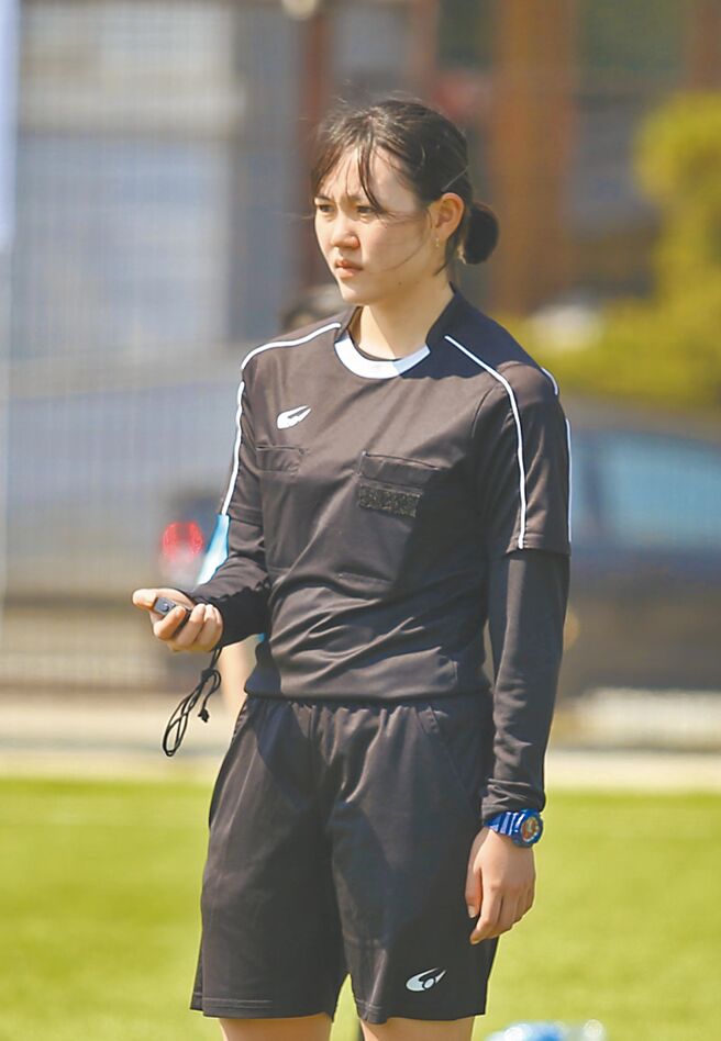 20秒射门时限／规定各队必须在持球阶段20秒内完成射门，裁判会紧盯码表计时倒数。（李弘斌摄）