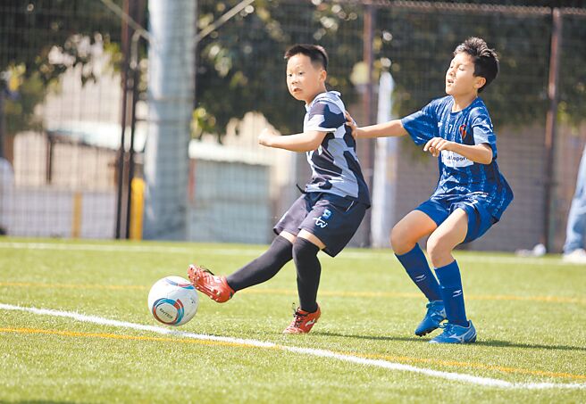 禁区外射门／4v4足球，禁区外射门进球得2分。（李弘斌摄）