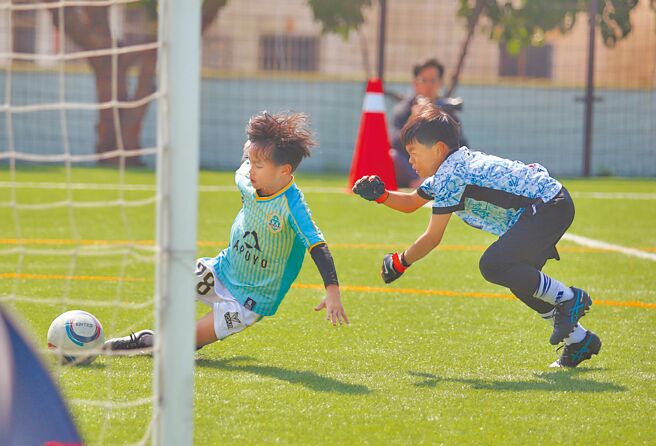 禁区内射门／4v4足球，禁区内射门进球得3分。（李弘斌摄）