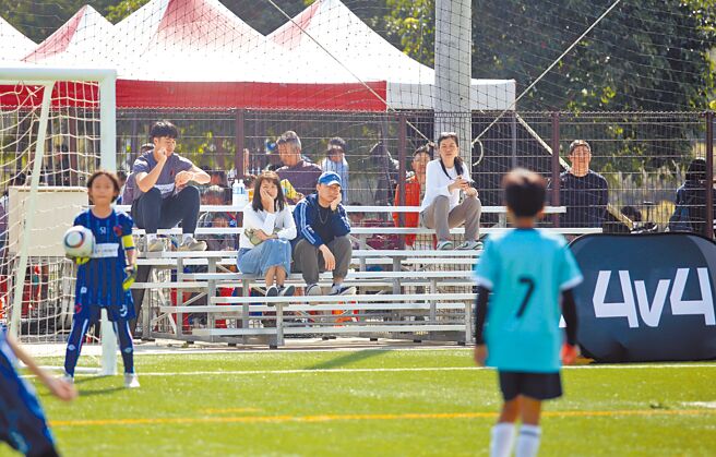 禁止指导／禁止家长、教练在内的观战人员进行具体性的指导及建议，必须坐在大会规定的观战区域应援。（李弘斌摄）