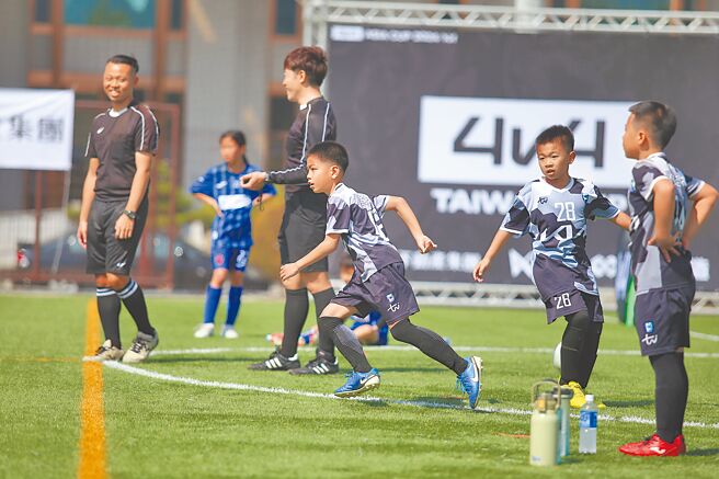 自己换人／场边清空，由小球员自行决定换人。（李弘斌摄）