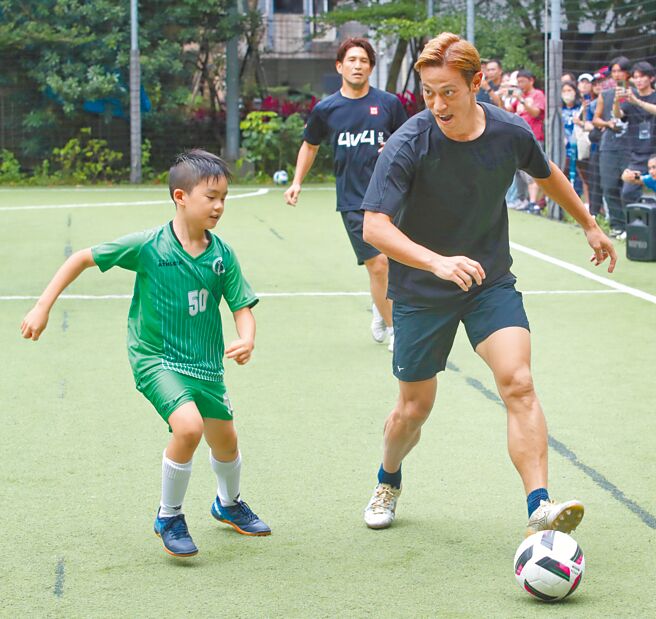 本田圭佑（右）。（本报资料照片）