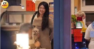 《角頭》女神林真亦傳秘婚多年？ 抱毛孩跟帽子男上演甜蜜餵食秀