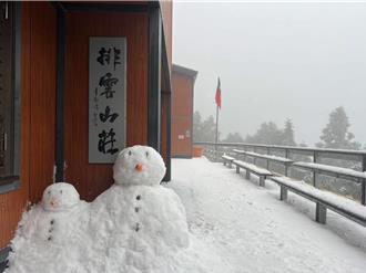 玉山降雪！排云山庄积雪7.5公分「雪人迎客」