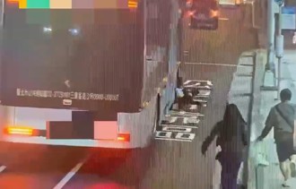 驚悚畫面曝！女乘客慘遭公車門夾手拖行50米   險遭車輪輾過