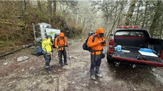 嘉明湖飘雪降冰霰  高龄山友攀登腿软受困  消防队护送下山