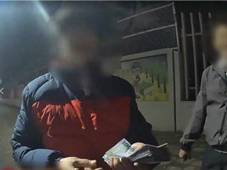 高雄驚見「散財阿伯」！口袋破洞騎車「8萬千元鈔」沿路飛   