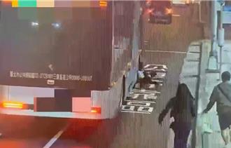 北市女乘客遭公車「夾門拖行」 三重客運遭罰6萬元