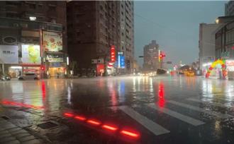 守護低頭族交安 嘉市創新「地崁式紅綠燈」打造智慧路口