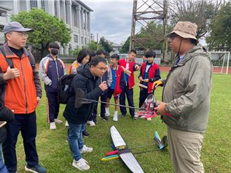 影》南投飛行競賽登場 滑翔機冠軍展演令學生驚呼：太扯了