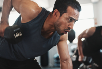 超兇女教練課程太刺激！男學員「埋胸練腹肌」網友衝報名