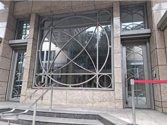 南投茶农北上至郭台铭豪宅 丢鸡蛋抗议「还我救命钱」