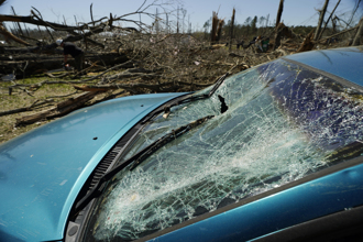影》公路行车险遭雷劈中瞬间！全美龙卷风3天夺42命