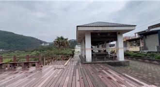 宜蘭南方澳觀海涼亭破損 木椅鋼筋外露 鎮長將爭取經費重建