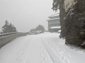 爬奇莱东棱遇大雪1死、16受困 山友看1关键嘆：完全不同情