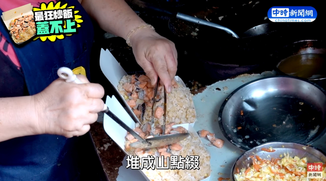 老板表示，鲑鱼都是当天清晨他亲自去基隆港挑选现杀的，才能保证新鲜。(图／中时新闻网)