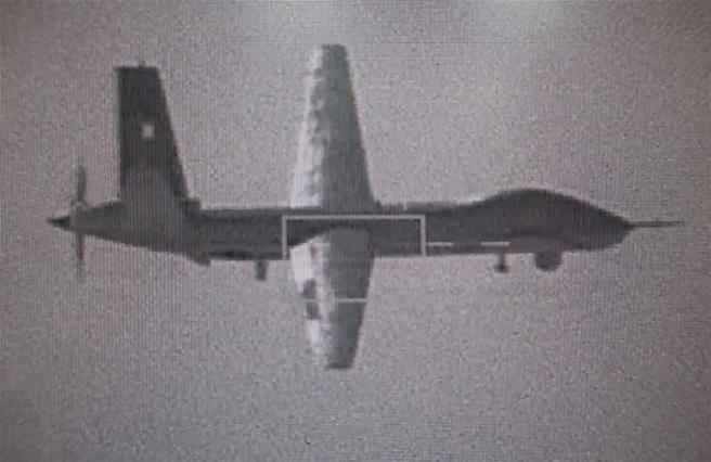 F-16V战机监控中共攻击2型无人机。（国防部提供）