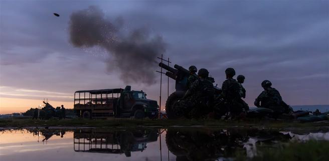陆军43炮指部炮1营昨日于炮测中心南岸阵地实施营教练夜间实弹射击。（记者谢承宏摄）