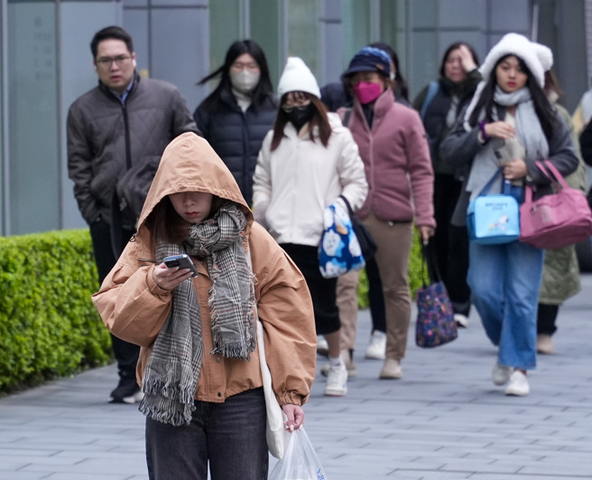 台北市溫差達到危險等級，台北市政府罕見發布預警，提醒民眾適度增減衣物。（示意圖／本報資料照片）