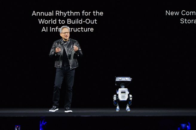 輝達執行長黃仁勳台北時間19日凌晨發表GTC主題演講，宣布攜手通用汽車開發自駕車，也將與電信業者合作研發支援6G的AI無線網絡基礎設施。（圖／路透社）