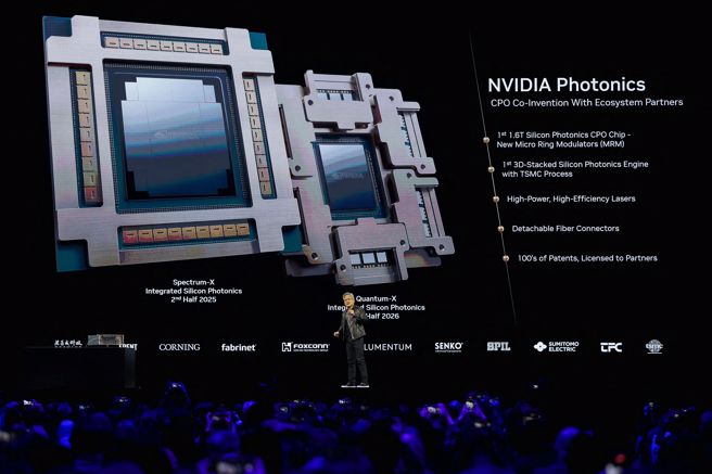 黃仁勳在GTC技術大會發表Spectrum-X與Quantum-X矽光子網路交換器。（路透）
