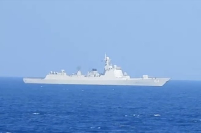 共军17日在台海附近展开「联合战备警巡」，图为我国防部公布左营军舰（1803）监控中共桂林舰（164）画面。（国防部提供）