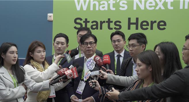 对于外界关注「能否争取NVIDIA总部或研发中心落脚高雄」议题，高雄市长陈其迈（中）今低调说，此行目的不在于此，而是聚焦与NVIDIA高层深化合作，加速高雄智慧城市建设。（高市府提供）