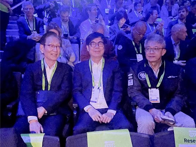 高雄市长陈其迈参加NVIDIA GTC大会，与华硕董事长施崇棠同坐VIP区。（图／高市府）