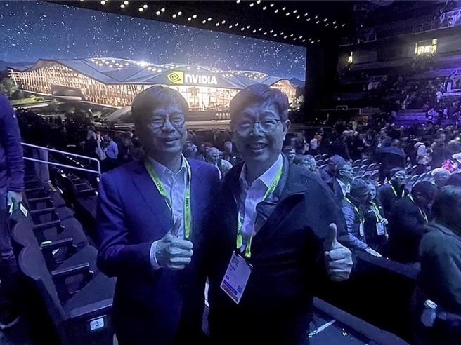 高雄市长陈其迈市长与鸿海科技集团刘扬伟董事长于NVIDIA GTC场内合照。（高市府提供）