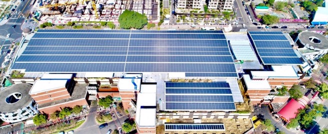 全台最大公有零售市场「台中建国市场」太阳能屋顶。图/台中市政府提供