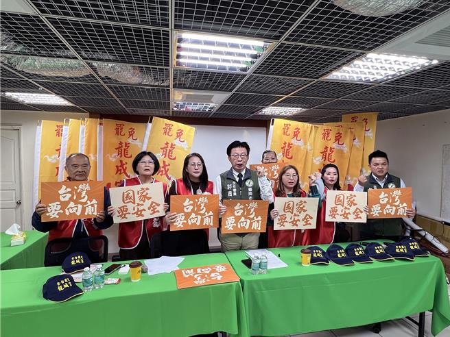 民进党「人民是头家」政策宣讲23日将在台南永康大湾武龙宫举行，民进党台南市党部主委郭国文19日强调，将扮演「义勇军」的角色，主动出击到市场、观光夜市及商圈设立联署站，协助公民团体推动第二阶联署罢免各县市不适任蓝委，进而达成「国会改选」的目的。（洪荣志摄）