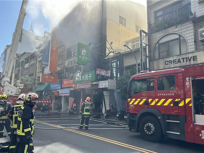 台中市丰原区三民路上，今天早上9时多，发生住宅火警。（民眾提供／李京升台中传真）