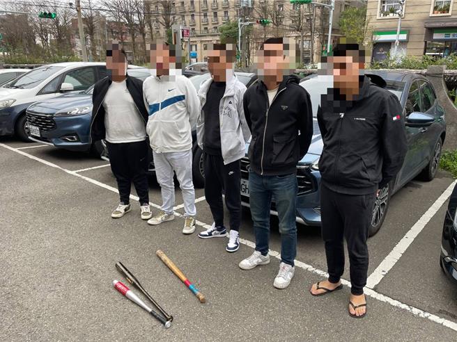 2025年3月19日苗栗县／苗栗市日新街一处空屋日前发生聚眾斗殴案件，起因于赌博纠纷，双方爆发衝突后，一方更召集帮眾持械闯入赌场施暴。警方获报后展开调查，并迅速锁定嫌犯行踪，于7日下午在桃园拘捕5名涉案主嫌，全案依组织犯罪、伤害及妨害秩序等罪嫌移送法办。（读者提供／吕丽甄苗栗传真）