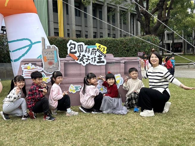 屏東縣政府迎接兒童節，以24個局處的專業設計出24個關卡，將於4月3日敞開縣府大門，歡迎小朋友一起來玩「平常不能做的事」。（謝佳潾攝）