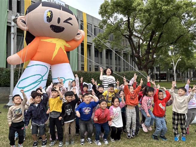 屏東縣政府迎接兒童節，以24個局處的專業設計出24個關卡，將於4月3日敞開縣府大門，歡迎小朋友一起來玩「平常不能做的事」。（謝佳潾攝）