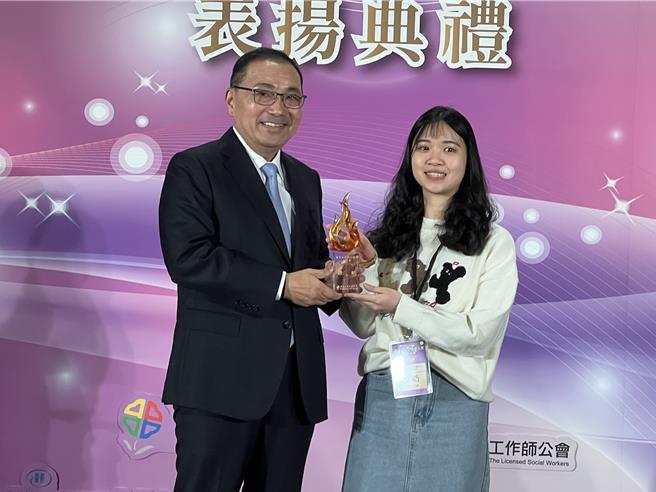 侯友宜亲自颁奖给131位绩优社工暨社政人员。（王扬杰摄）