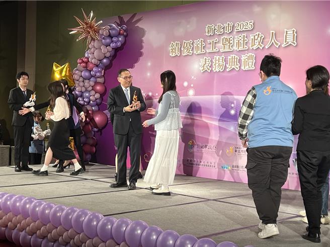 侯友宜亲自颁奖给131位绩优社工暨社政人员。（王扬杰摄）