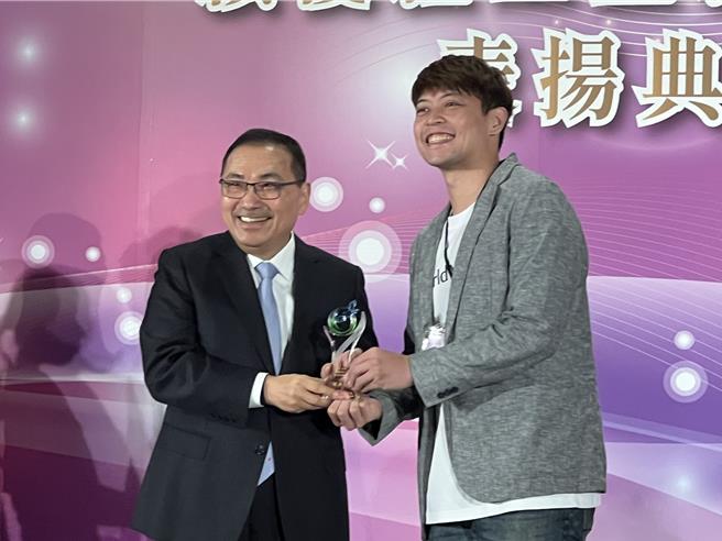 侯友宜亲自颁奖给131位绩优社工暨社政人员。（王扬杰摄）