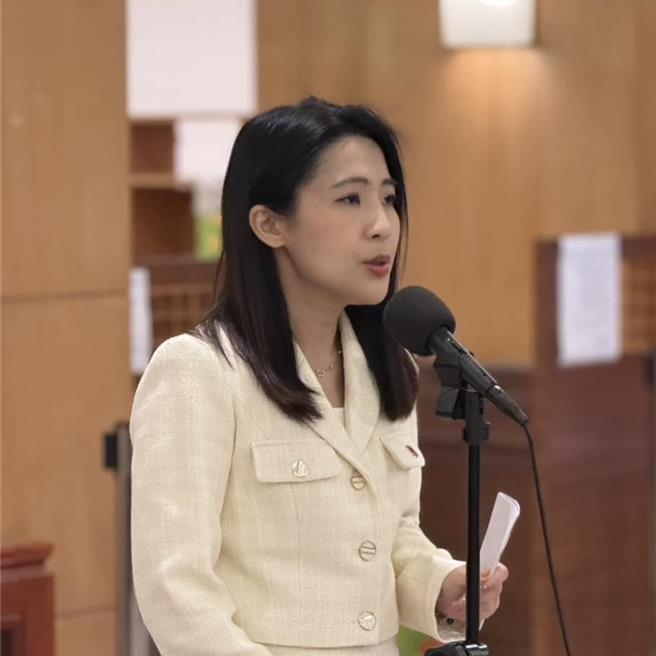 徐巧芯今指出，一直与费鸿泰有联繫，费的态度也相当明确，一直坚持「反恶罢」。(徐巧芯提供／张睿廷台北传真)