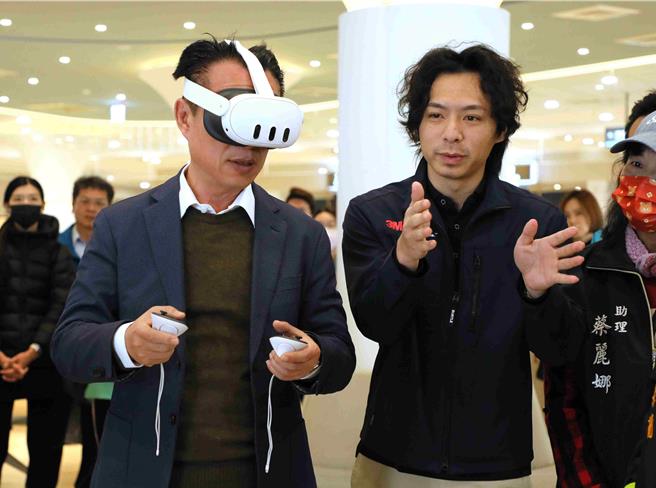 现场也展示最新的安全防护设备，包括虚拟实境（VR）安全训练系统等。（嘉义县政府提供／吕妍庭嘉义传真）