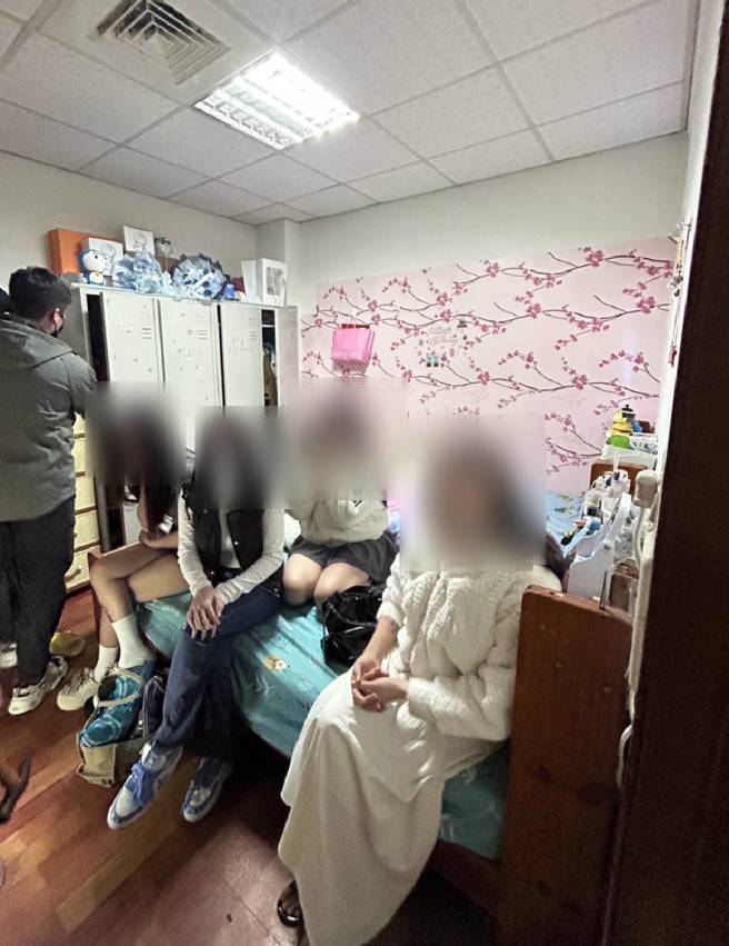 KTV妹裸身玩西八拉，给老司机摸乳还露私密处观赏。(戴志扬翻摄)